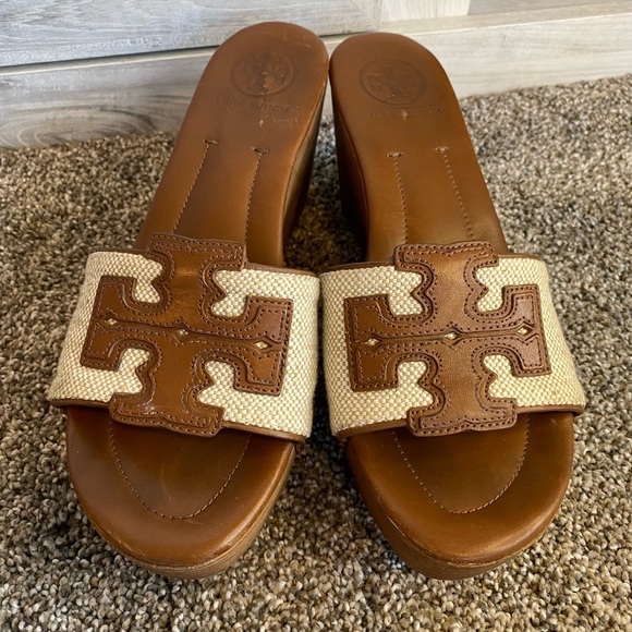 TORY BURCH TERRI WOOD WEDGE LOGO BROWN LEATHER SLIDE HEELS WOMEN 7 - Picture 1 of 12